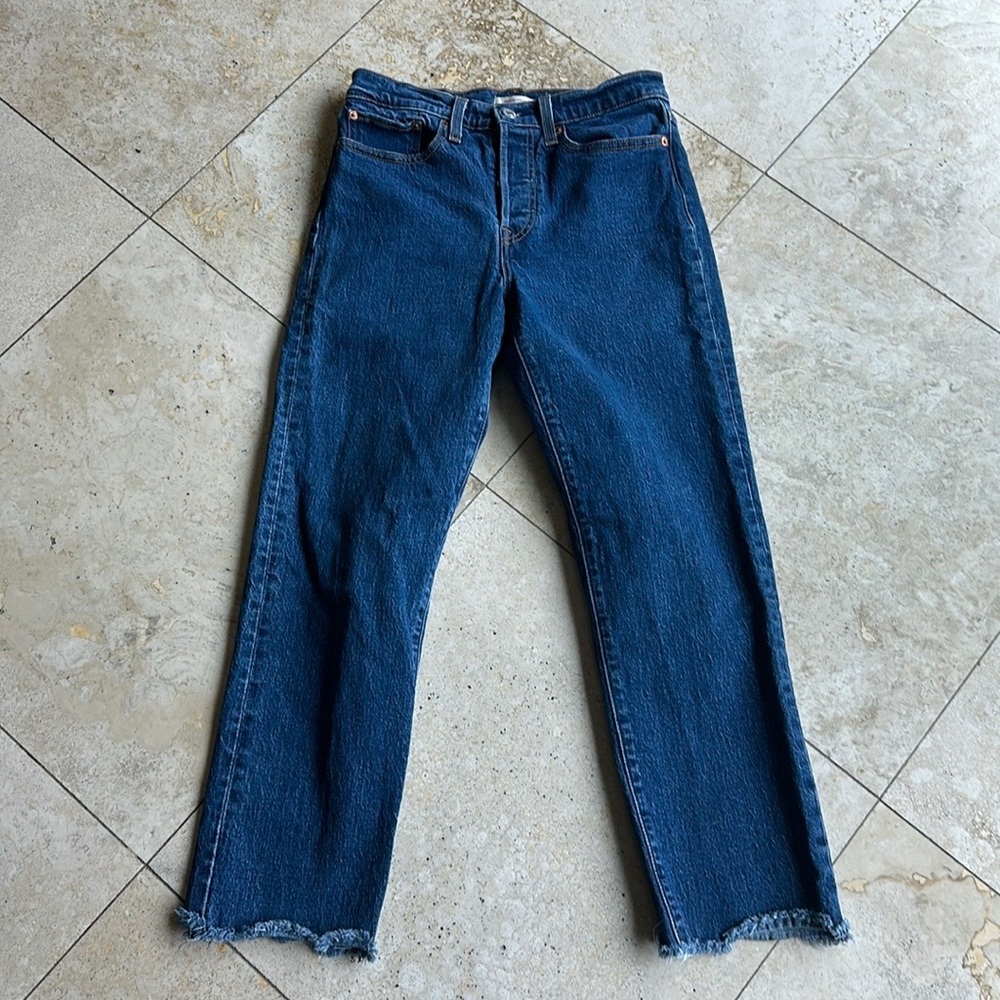 Levi’s Premium Wedgie Straight Leg Jean Medium Wash Size 27
